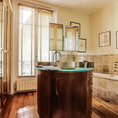 Apartment St. Germain Occupies The Third Floor !