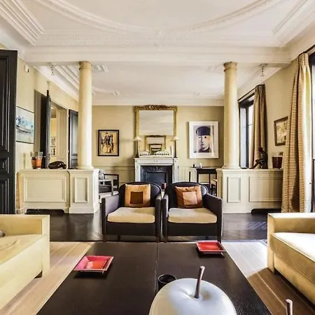 St. Germain Occupies The Third Floor ! Apartment