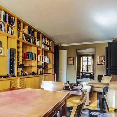 St. Germain Occupies The Third Floor ! Apartment Paris